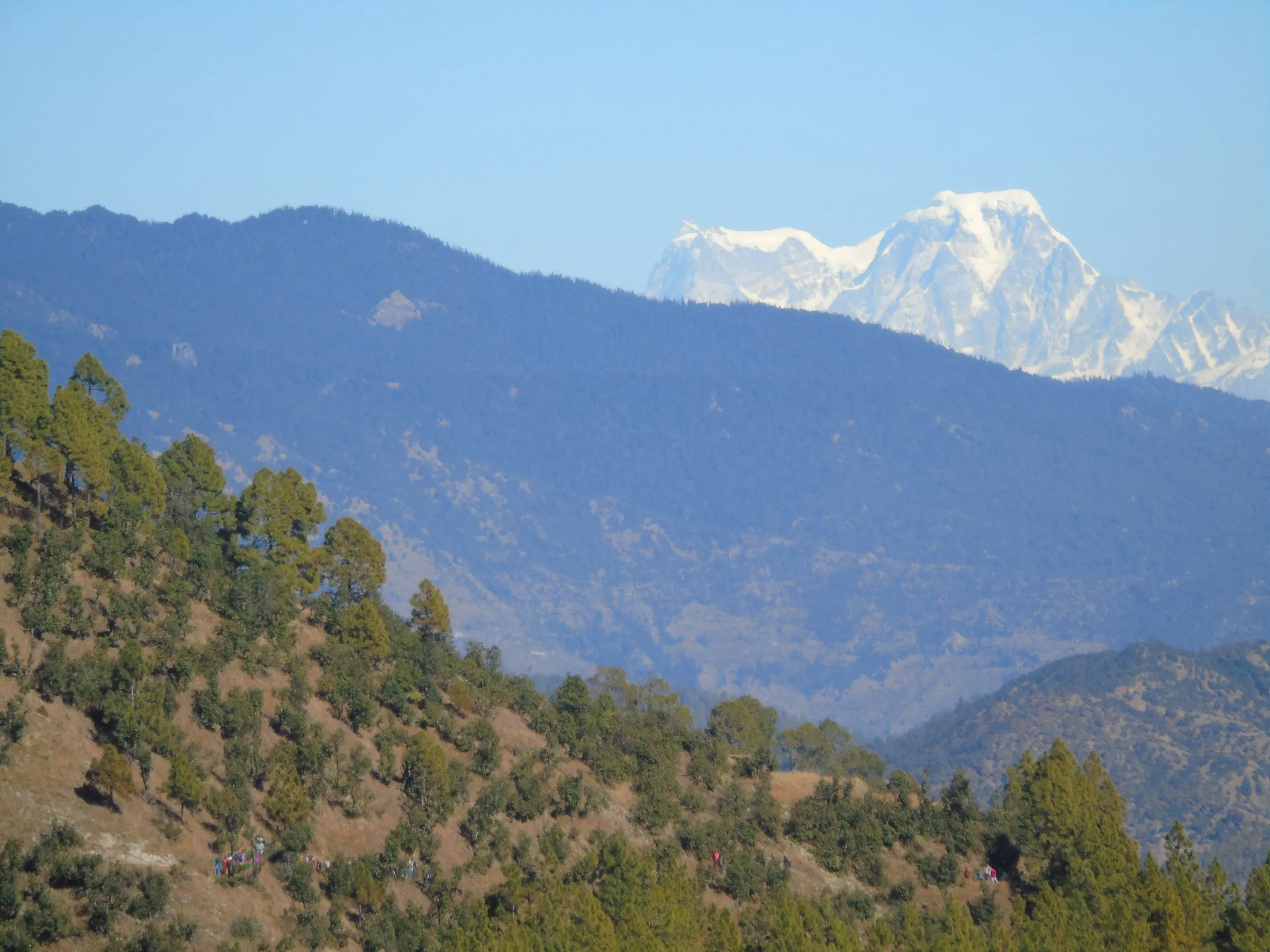 Trekkers above Kagbhusandi lake with Hathi Parvat behind